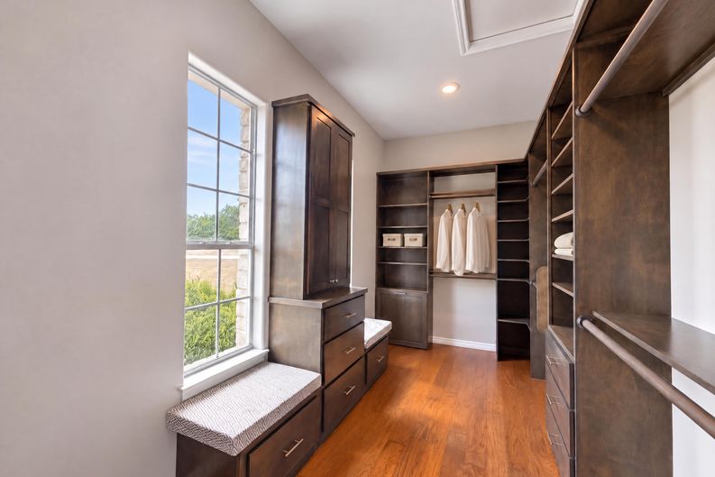 Photo 13 of 32 of 302 Saddletree Ln, Dripping Springs, TX