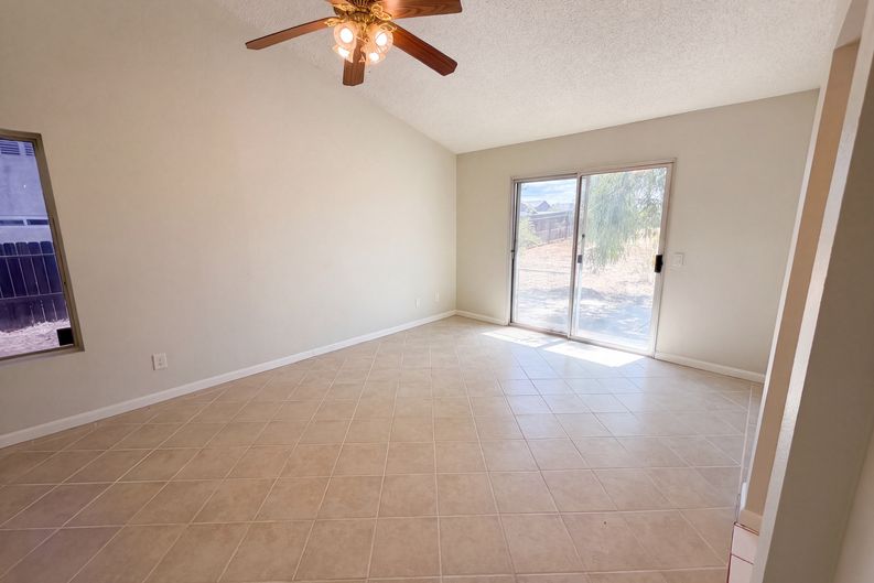 Photo 6 of 18 of 13561 Glacier Cir, Hesperia, CA