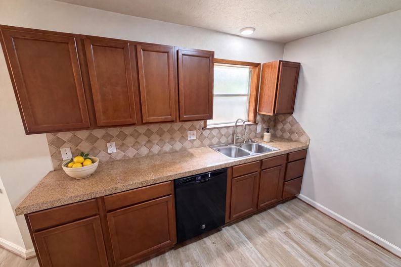 Photo 6 of 21 of 912 S 23rd St, Nederland, TX