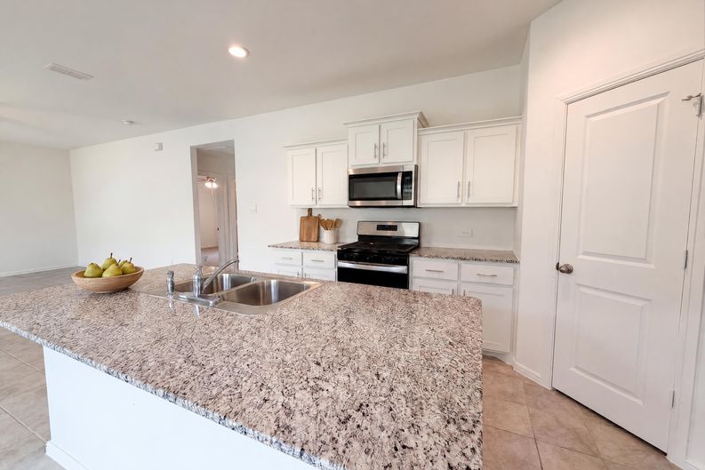 Photo 6 of 16 of 13592 Gunsmoke Ln, Cresson, TX