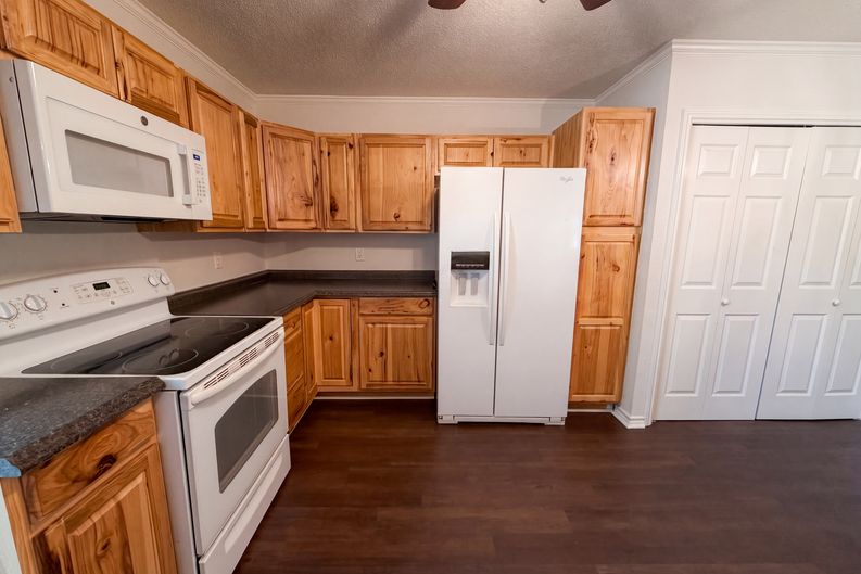 Photo 6 of 18 of 1406 Tad St, Ennis, TX