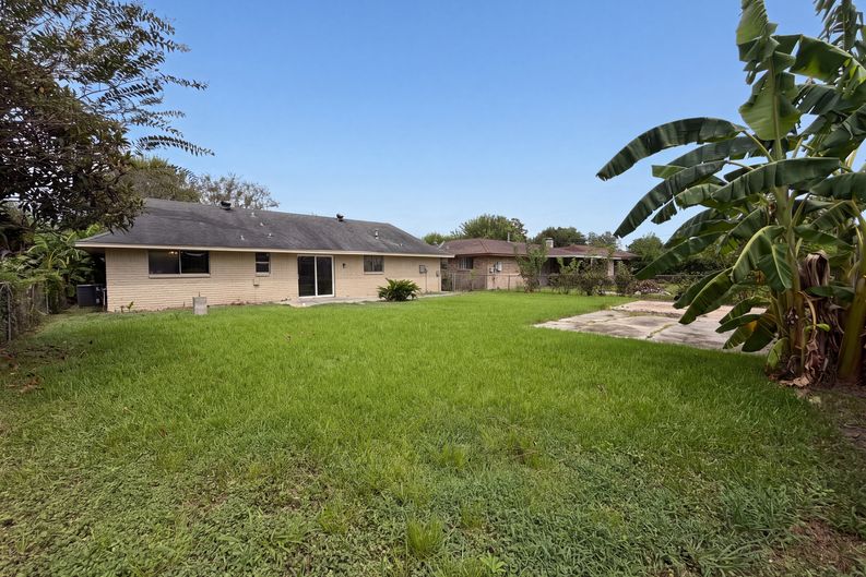 Photo 17 of 18 of 12510 Daventry Ln, Houston, TX