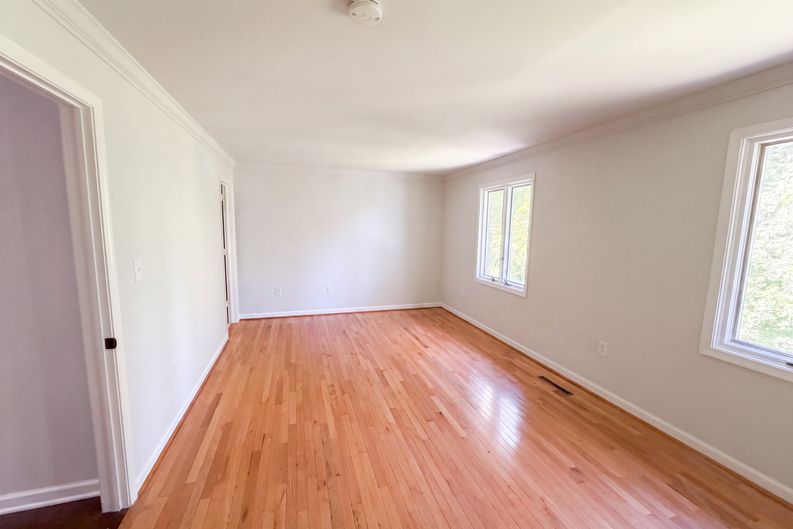 Photo 11 of 39 of 210 Lakeview Dr, Seneca, SC