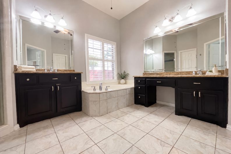Photo 10 of 19 of 2400 Creekview Dr, Plano, TX