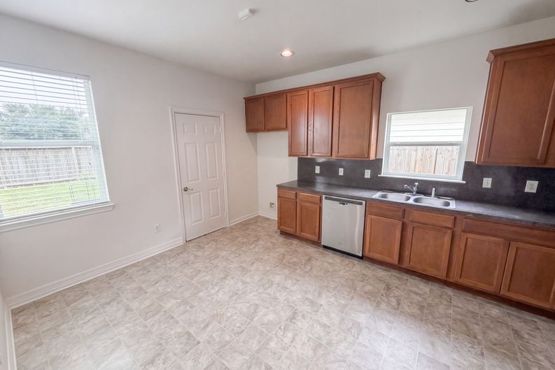 Photo 3 of 27 of 15019 Silhouette Ridge Dr, Humble, TX