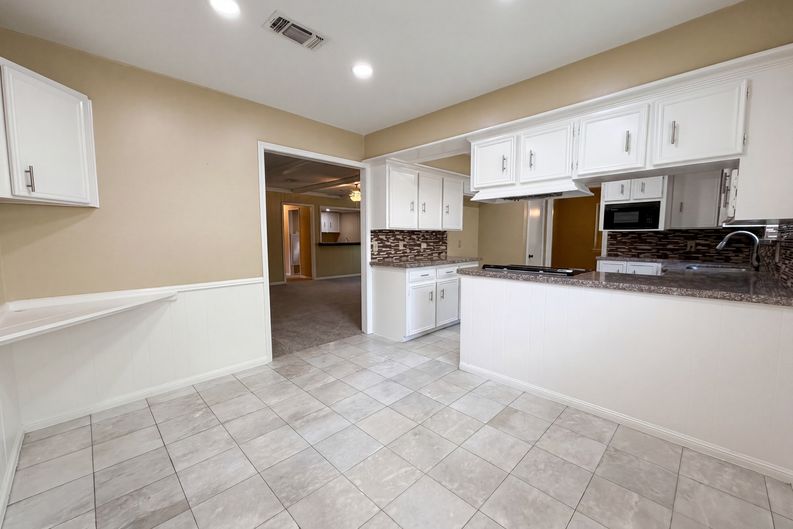 Photo 9 of 26 of 17406 Ridge Top Dr, Houston, TX