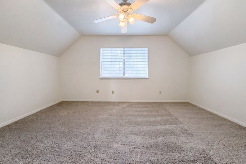 Photo 7 of 21 of 6910 Vialinda Dr, Houston, TX