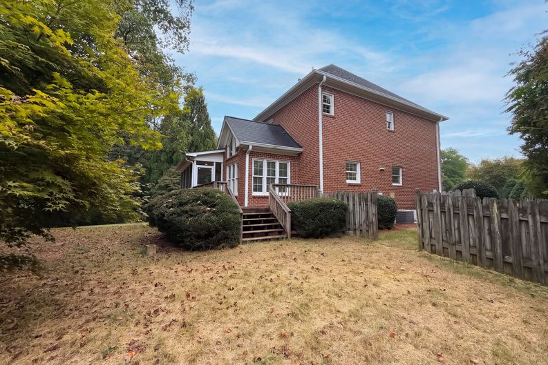Photo 8 of 45 of 105 Ridgemere Ct, Winston Salem, NC