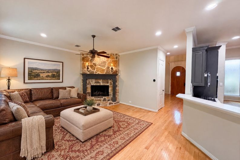 Photo 3 of 29 of 1309 Winding Brook Dr, Garland, TX