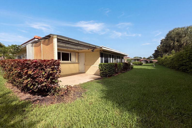 Photo 5 of 25 of 4360 NW 12th Dr, Deerfield Beach, FL