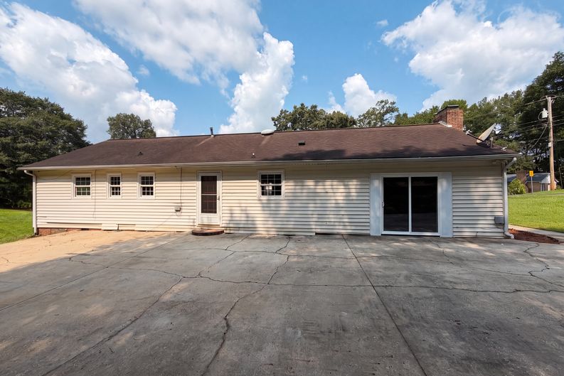 Photo 5 of 17 of 529 Timberlane Dr, Mount Holly, NC