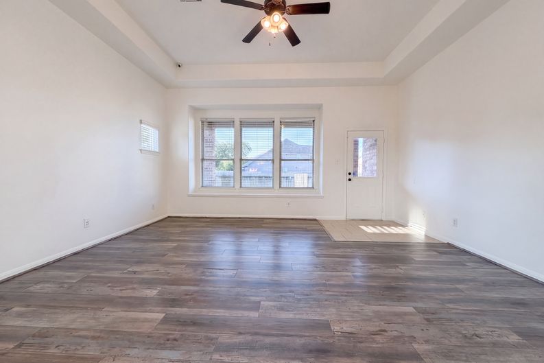 Photo 3 of 24 of 5923 Carnaby Ln, Rosenberg, TX