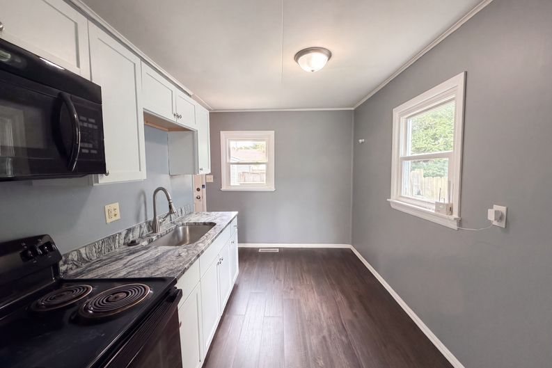 Photo 6 of 16 of 4206 E 16th St, Indianapolis, IN