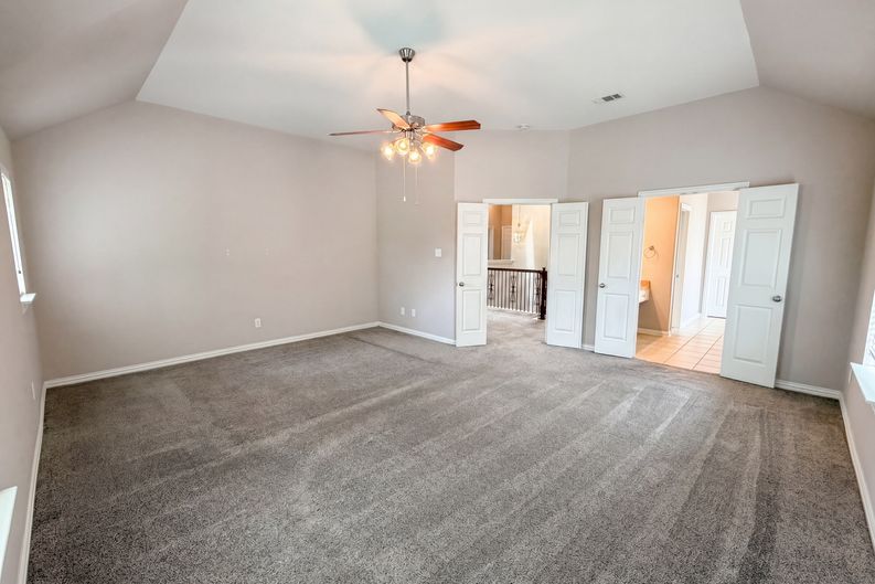 Photo 4 of 32 of 10330 Sandbar Dr, Irving, TX
