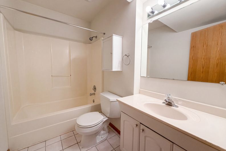 Photo 13 of 20 of 6475 Grand View Dr, Eden Prairie, MN