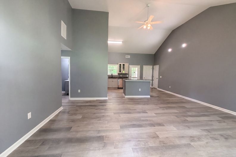 Photo 3 of 21 of 201 Deerfield Ln, Carrollton, GA