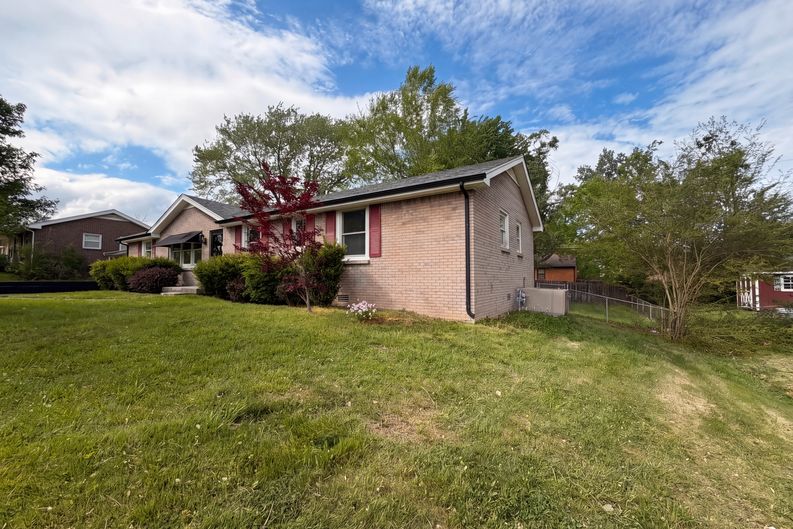 Photo 21 of 23 of 242 Kingswood Dr, Clarksville, TN