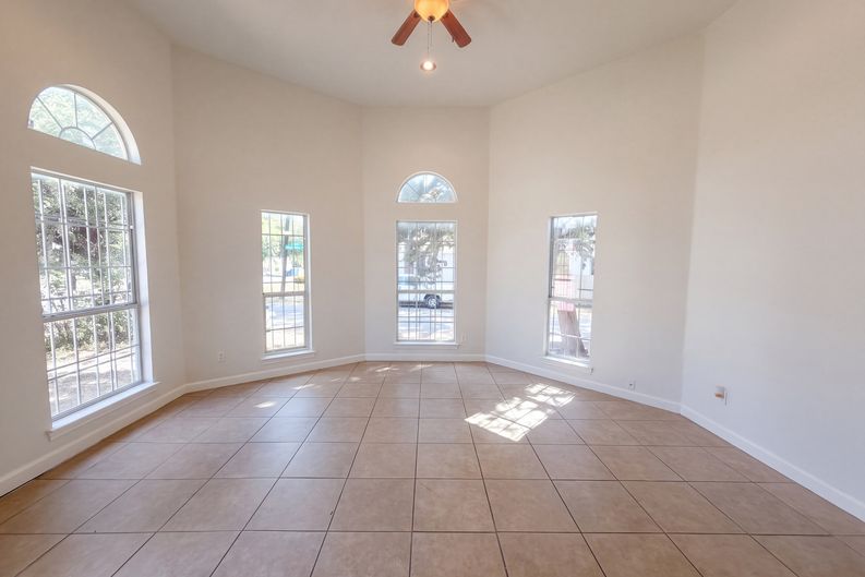 Photo 3 of 17 of 1322 E Waco Ave, Dallas, TX