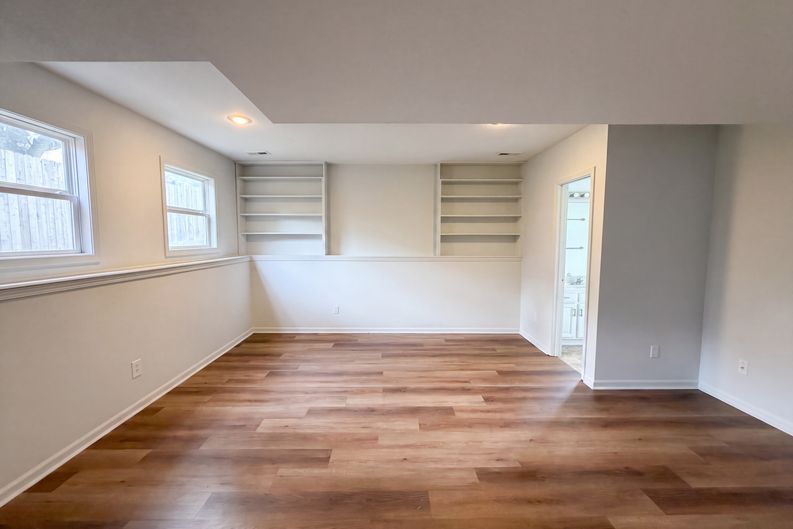 Photo 11 of 22 of 403 S Lakeshore Dr, Raymore, MO