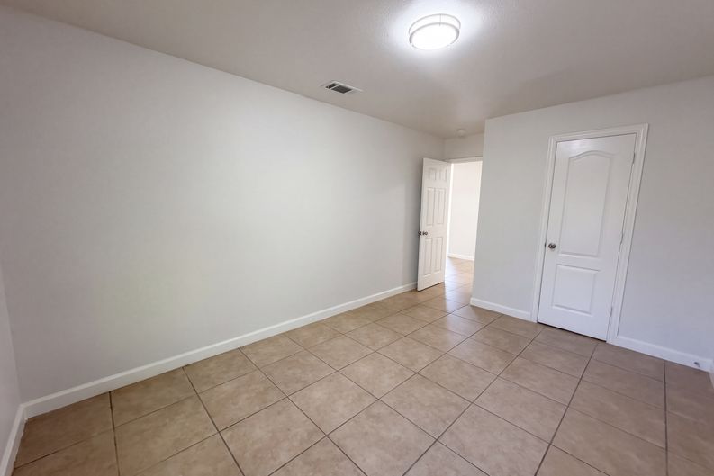Photo 13 of 17 of 1322 E Waco Ave, Dallas, TX