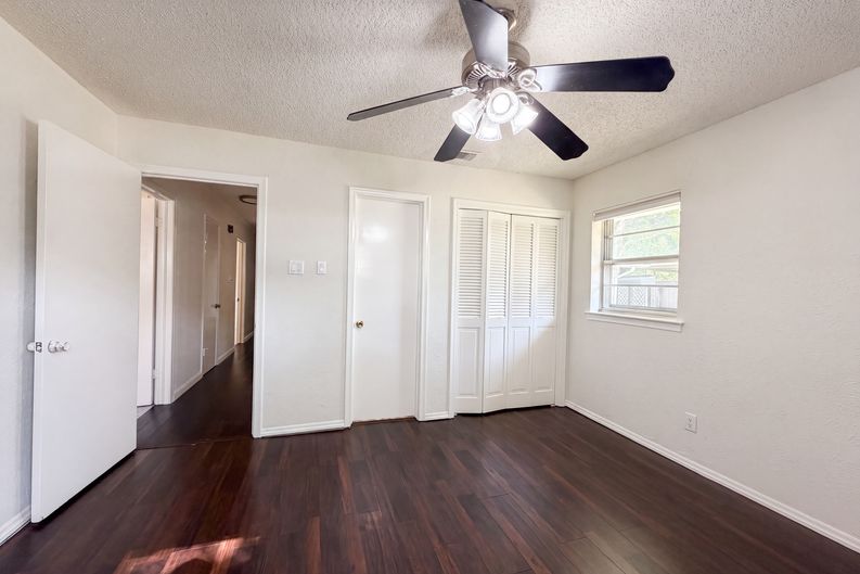 Photo 4 of 24 of 725 Ridgecrest Dr, Irving, TX