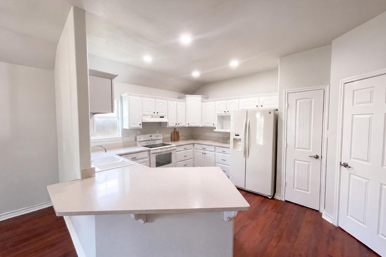 Photo 7 of 22 of 2106 Geneva St, Castroville, TX