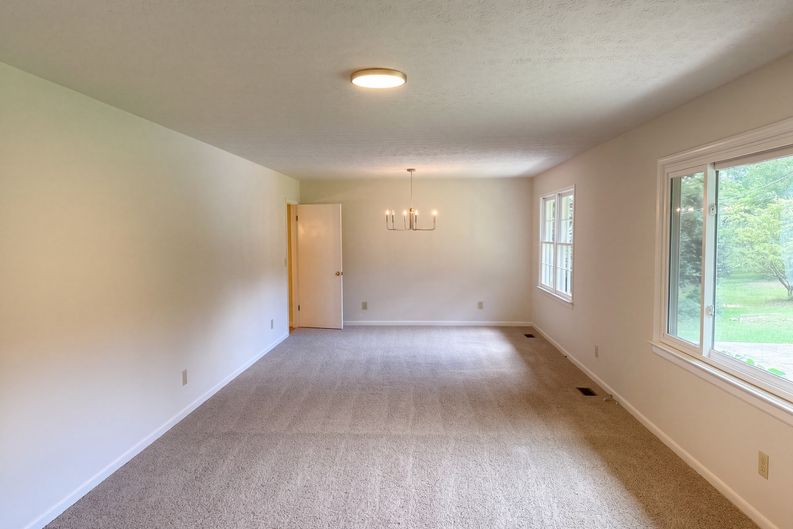 Photo 3 of 15 of 3089 Linecrest Rd, Ellenwood, GA