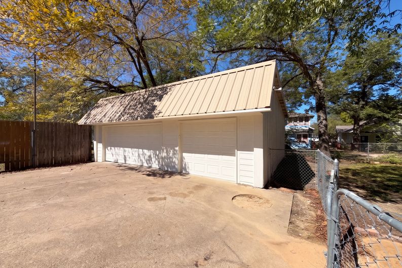 Photo 33 of 39 of 1012 W 3rd Ave, Corsicana, TX