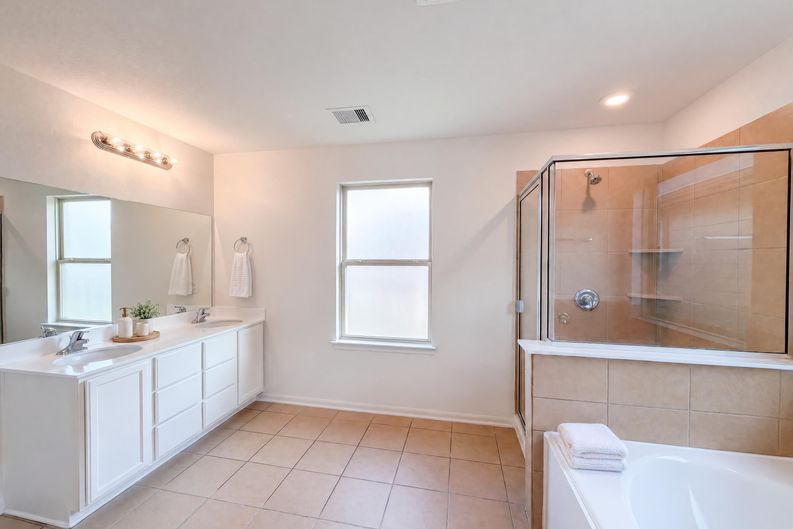Photo 8 of 18 of 15835 Copper Oak Ln, Houston, TX