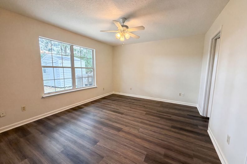 Photo 4 of 22 of 4224 Harbor View Dr, Jacksonville, FL