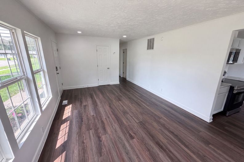 Photo 6 of 24 of 1453 E Lynn Dr, Indianapolis, IN
