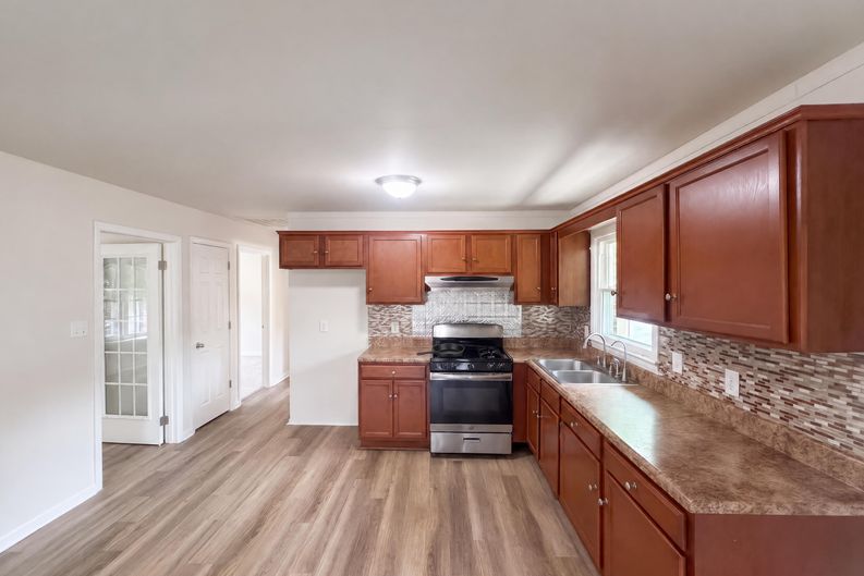 Photo 20 of 26 of 1502 W Meadowview Rd, Greensboro, NC