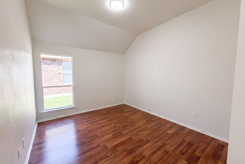 Photo 13 of 21 of 8526 Vista Grande Dr, Dallas, TX