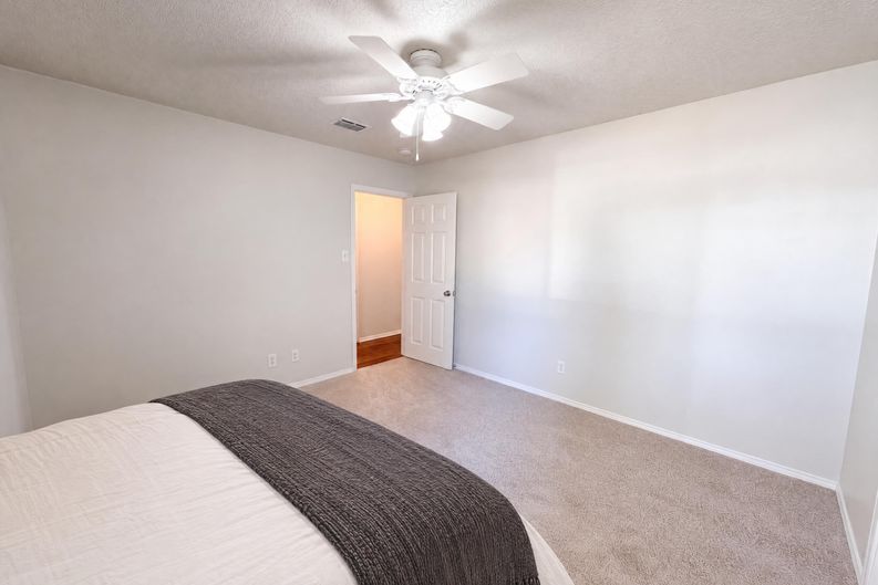 Photo 16 of 27 of 1208 Hillcrest Dr, Euless, TX