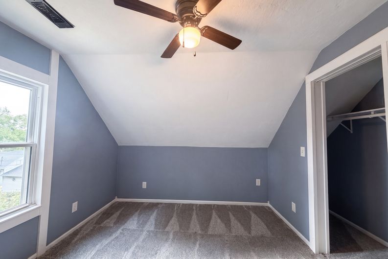 Photo 6 of 20 of 423 N Missouri St, Liberty, MO