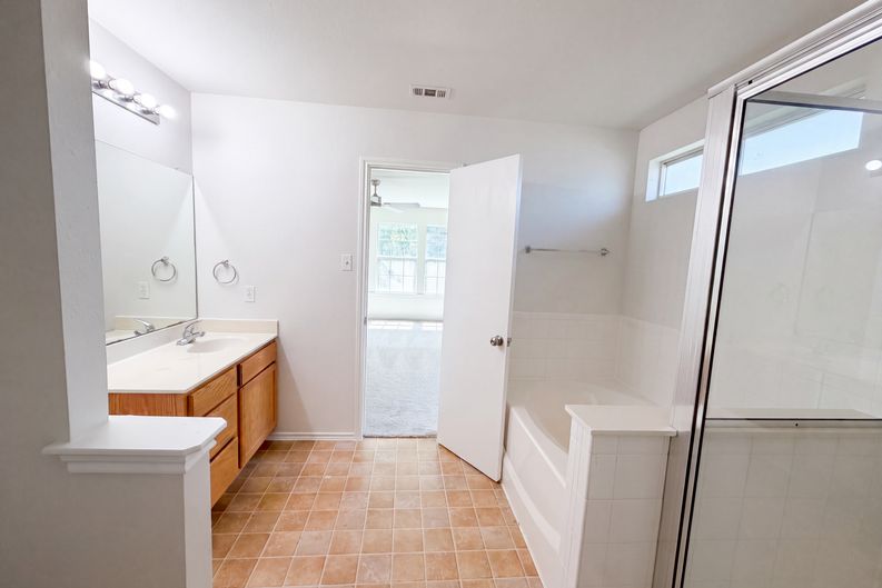 Photo 15 of 20 of 710 Encanto Dr, Leander, TX