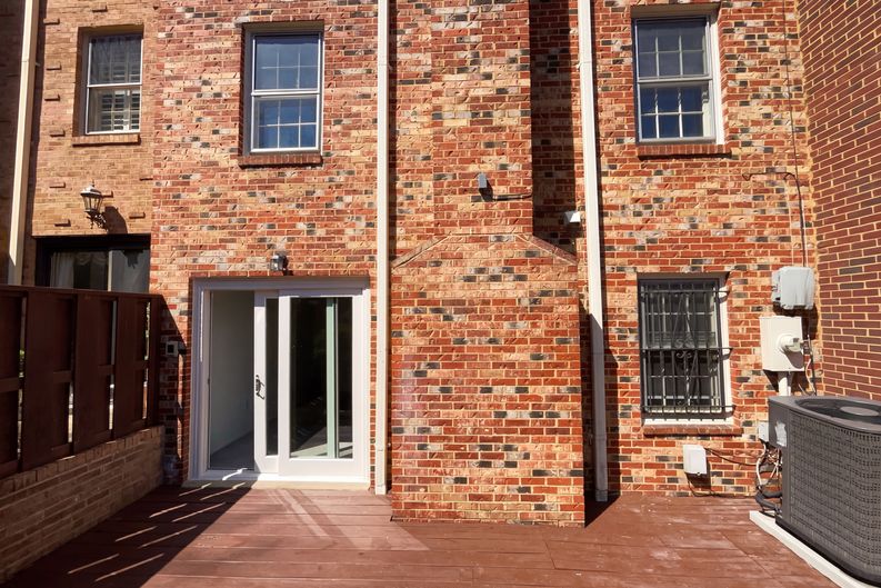 Photo 6 of 23 of 645 N Armistead St, Alexandria, VA