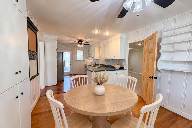 Photo 7 of 20 of 3006 Hilldale Rd, West Columbia, SC