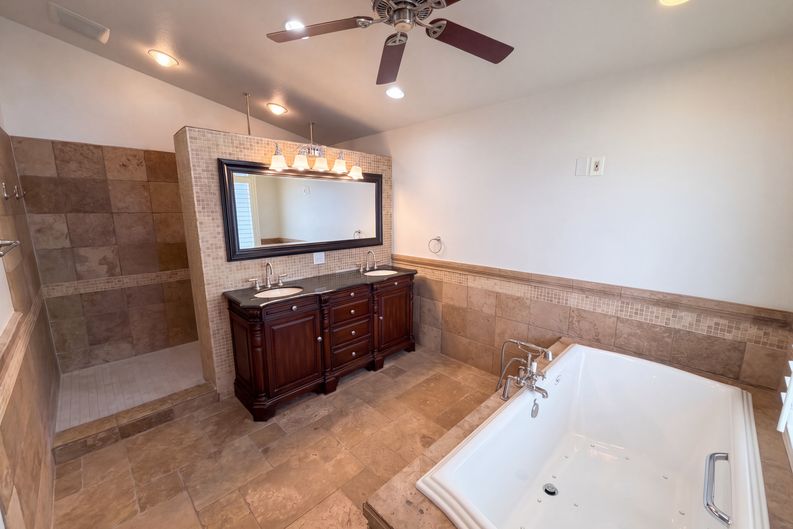 Photo 11 of 36 of 2599 E Arrowhead Trl, Gilbert, AZ