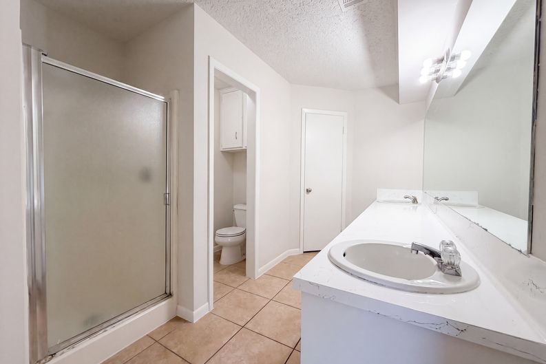 Photo 13 of 17 of 8 Sunnybrook St, Angleton, TX