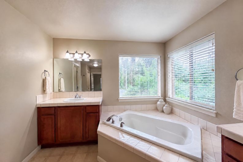 Photo 18 of 23 of 1724 SW Willowview Ter, Beaverton, OR