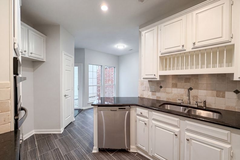 Photo 10 of 27 of 7707 Windmere Ct, Irving, TX