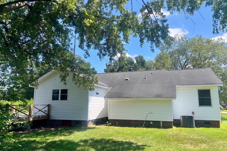 Photo 14 of 26 of 2504 Thomas Langston Rd, Winterville, NC