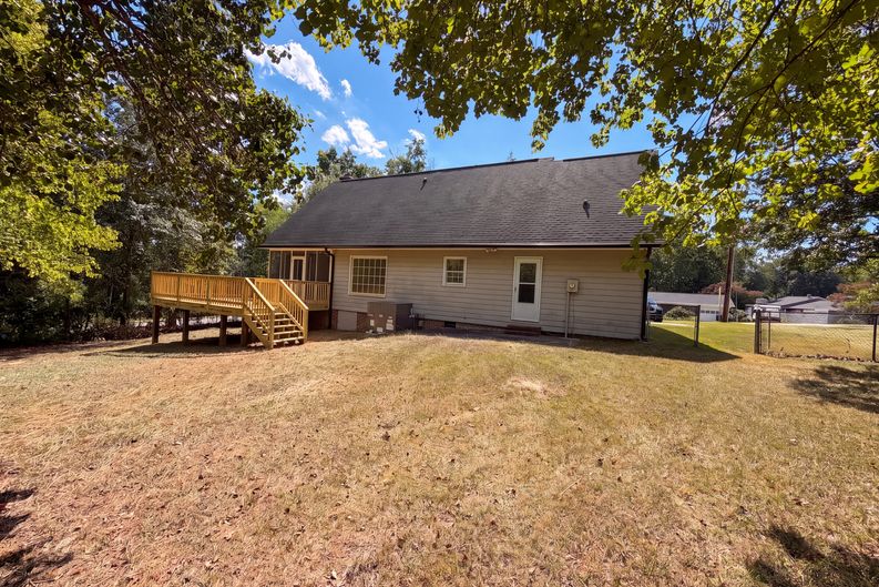 Photo 5 of 29 of 705 Strange Rd, Taylors, SC