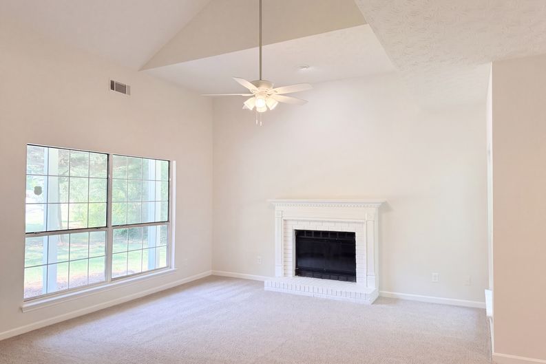 Photo 6 of 38 of 901 Lauren Kay Ct, Lawrenceville, GA