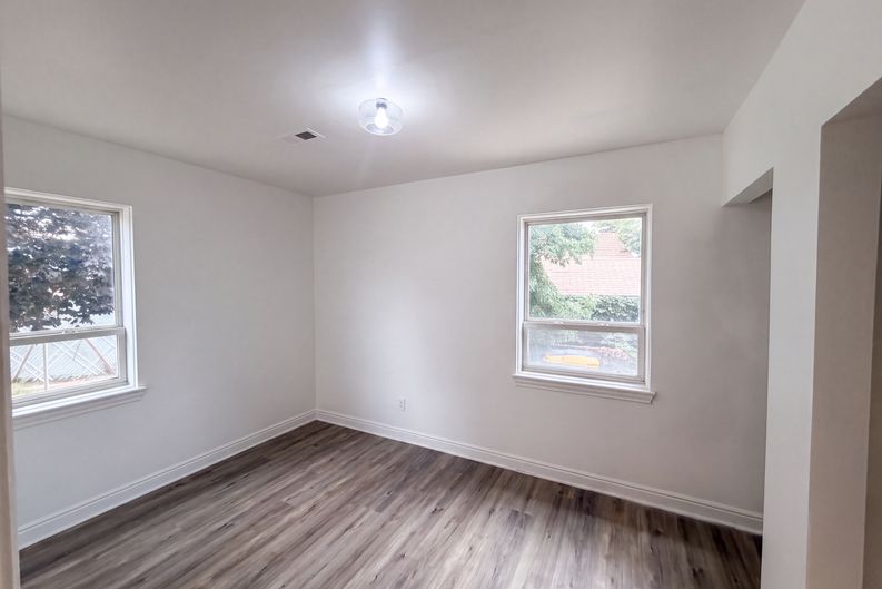 Photo 4 of 23 of 116 Ross Dr, Clearfield, UT