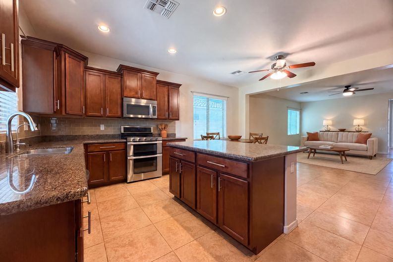 Photo 8 of 18 of 875 W Ayrshire Trl, San Tan Valley, AZ