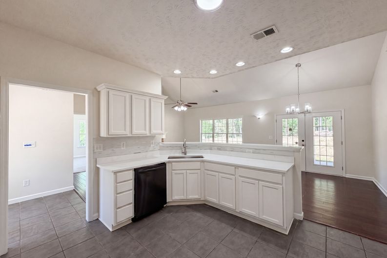 Photo 6 of 26 of 130 White Acres Dr, Stockbridge, GA