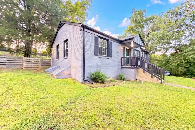 Photo 18 of 22 of 1223 Beverly Hills Dr, Clarksville, TN
