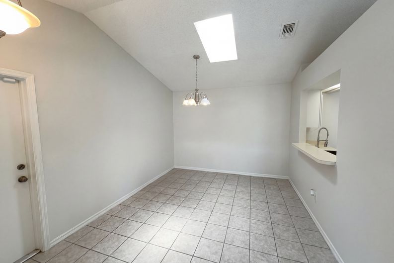 Photo 6 of 18 of 2000 Plainfield Dr, Orlando, FL